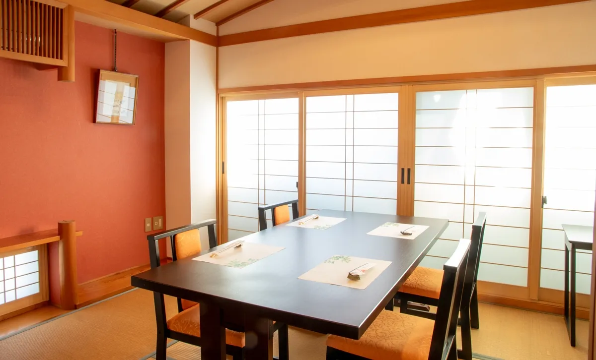 カウンター・個室・テーブル席で<br />
楽しむ上質な時間